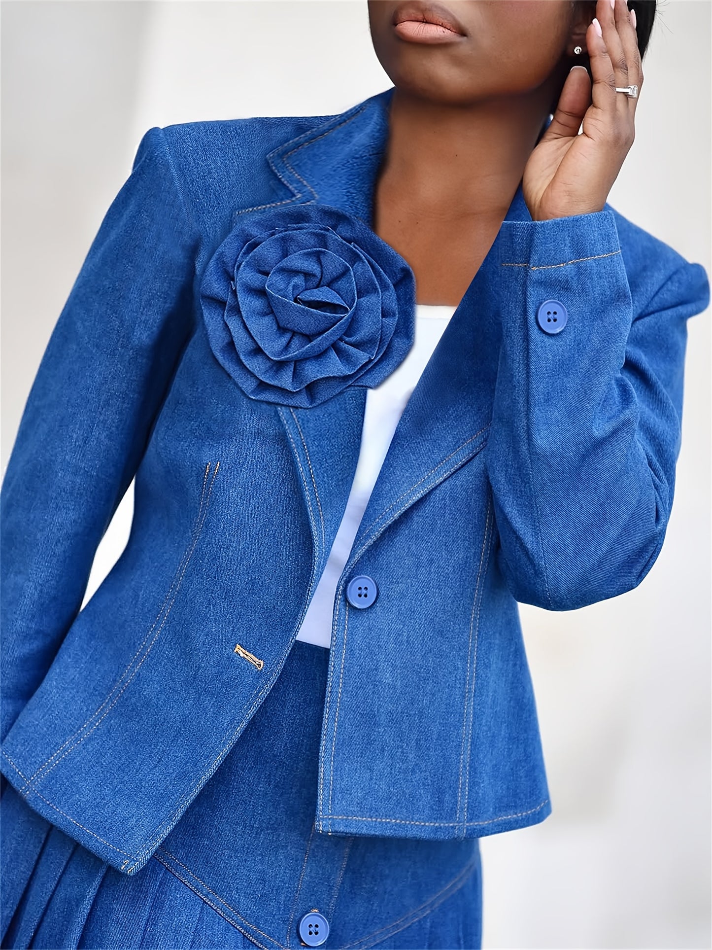 Żakiet dżinsowy z aplikacjami i plisowana spódnica Rewers