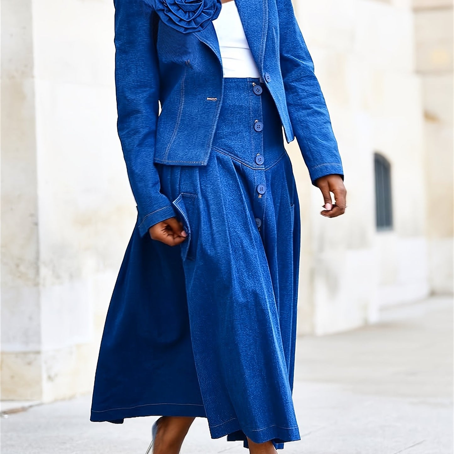 Żakiet dżinsowy z aplikacjami i plisowana spódnica Rewers