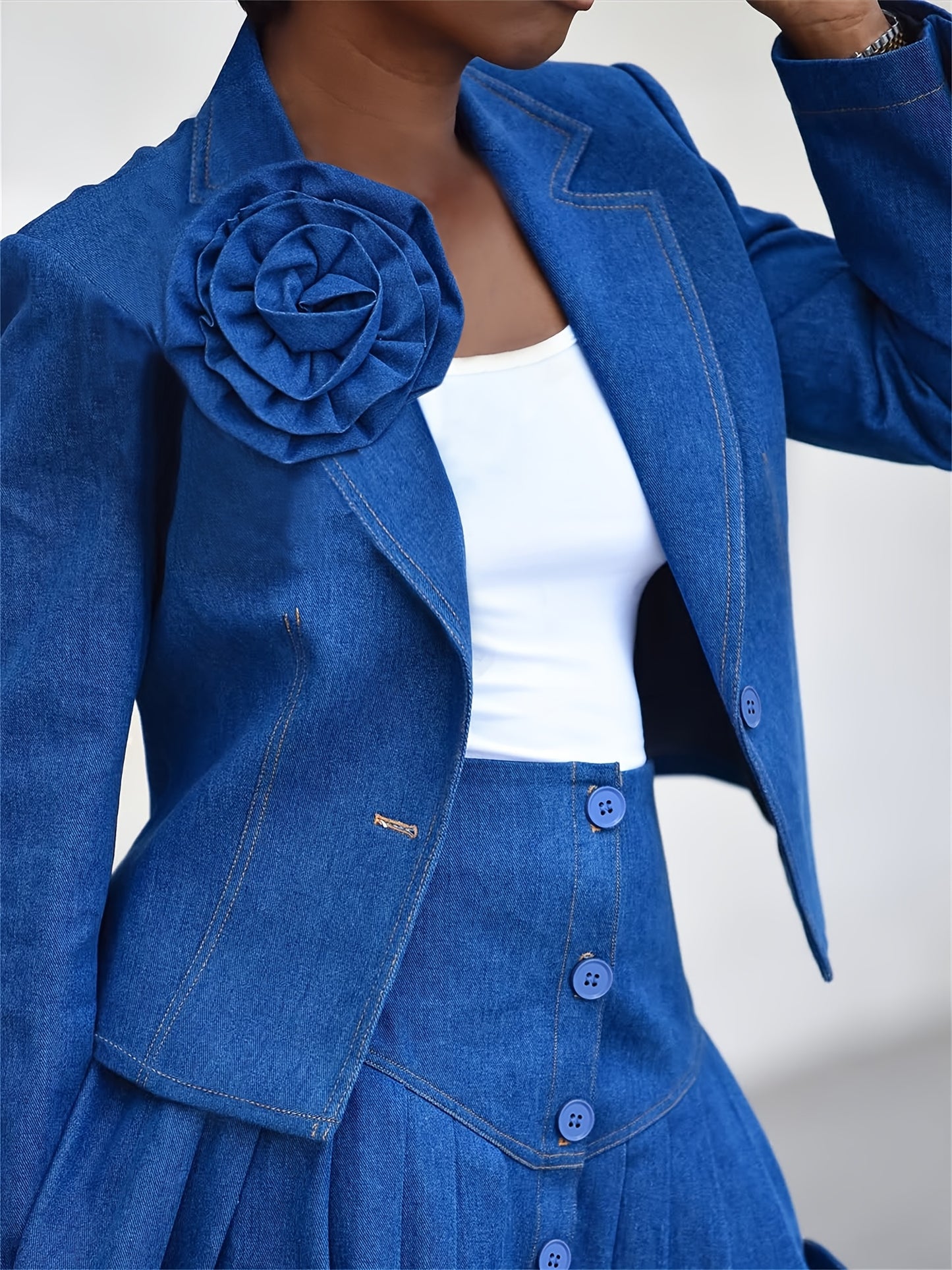 Żakiet dżinsowy z aplikacjami i plisowana spódnica Rewers