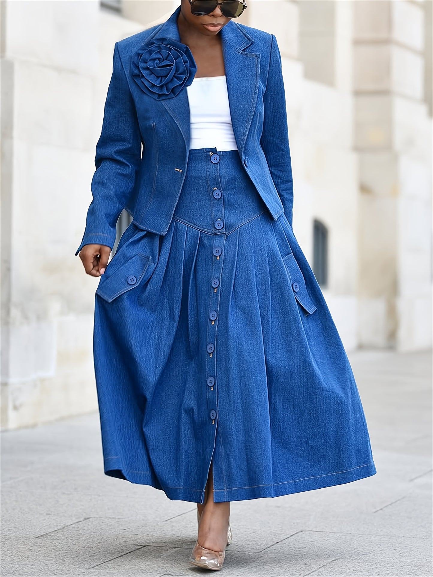 Żakiet dżinsowy z aplikacjami i plisowana spódnica Rewers