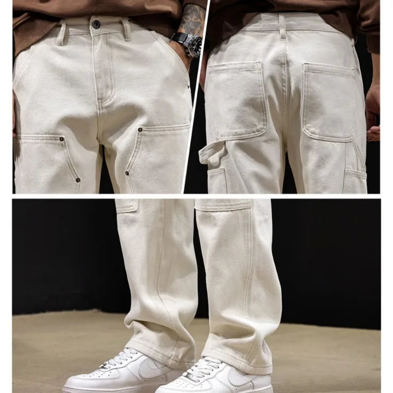 Białe jeansy męskie z naszywką na udzie – proste spodnie denim cargo z nitami
