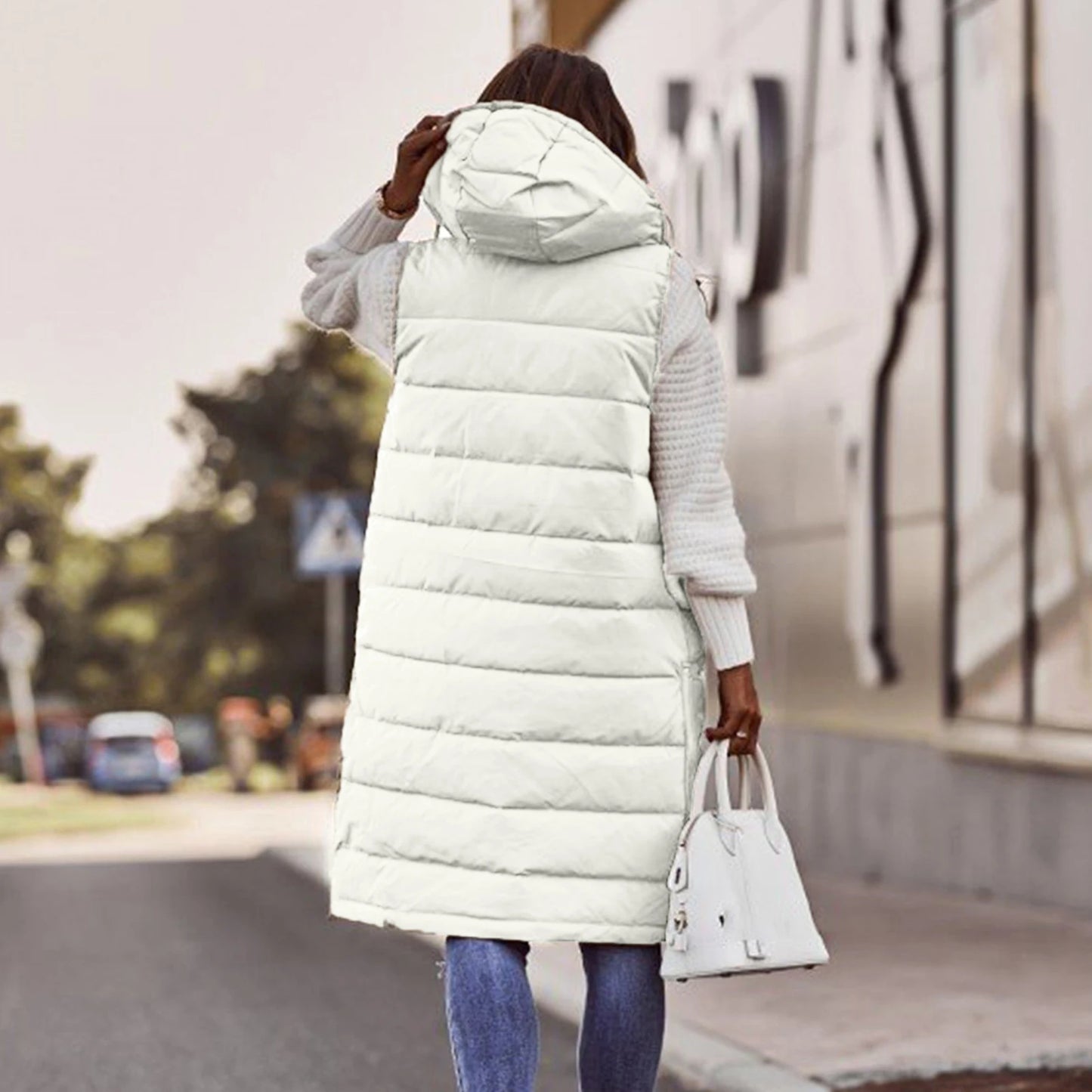 Długi Pikowany Bezrękawnik Damski z Kapturem