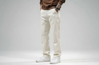 Białe jeansy męskie z naszywką na udzie – proste spodnie denim cargo z nitami