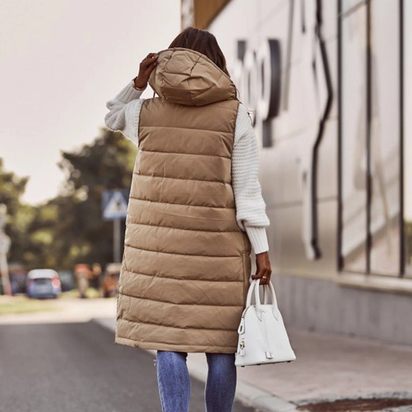 Długi Pikowany Bezrękawnik Damski z Kapturem