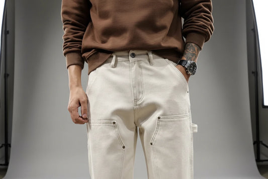 Białe jeansy męskie z naszywką na udzie – proste spodnie denim cargo z nitami