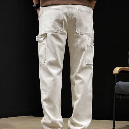 Białe jeansy męskie z naszywką na udzie – proste spodnie denim cargo z nitami
