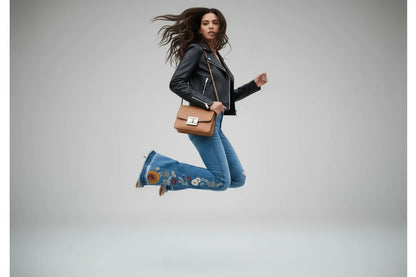 Jeansy damskie dzwony haftowane przecierane z motywem kwiatowym