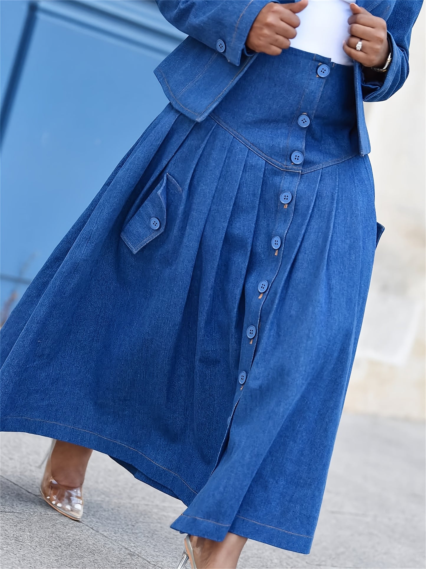 Żakiet dżinsowy z aplikacjami i plisowana spódnica Rewers